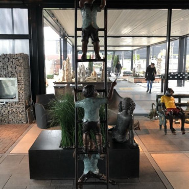 Beeld - Brons kinderen op een ladder 235cm