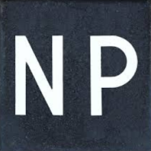 Betontegel 30x30x6 zwart 'NP' (niet parkeren)